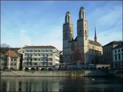 Si je vous dis que cette cathédrale se situe dans une ville traversée par la rivière Limmat et qui est la plus peuplée de son pays sans en être la capitale politique, vous me répondez que nous sommes :