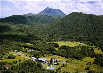 Ce parc est centré sur l'univers des volcans et de ses dérivés. Il s'agit de...