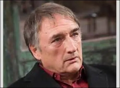 &Agrave; qui Charles vient-il en aide ?