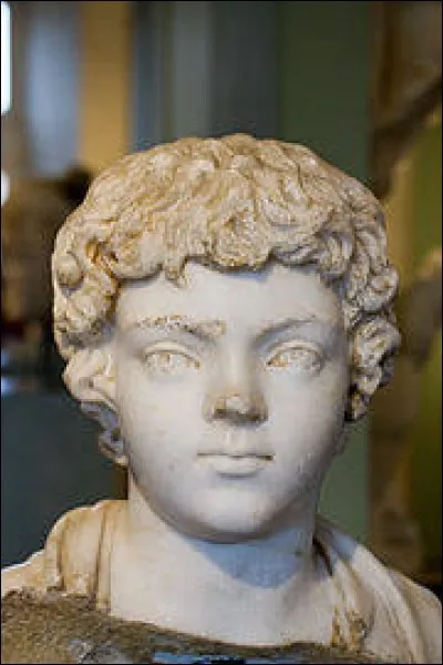 Quel empereur légitime accéda au trône en 424 ?