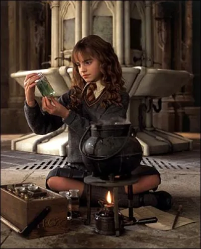 Quel est le nom de la potion que fabriquent Ron, Harry et Hermione afin d'espionner Drago Malefoy ?