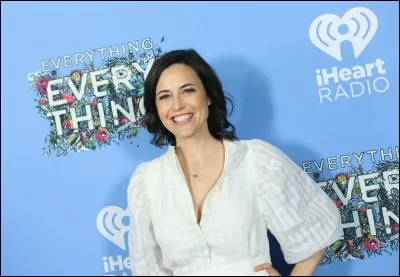 Par qui Mae est-elle interpr&eacute;t&eacute;e ?