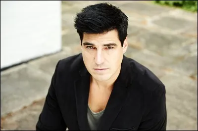 Qui Sage Brocklebank interpr&egrave;te-t-il ?