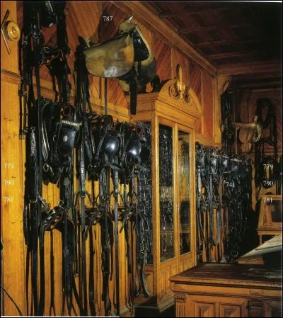 Comment s'appelle l'endroit où l'on range et entretient le matériel ?