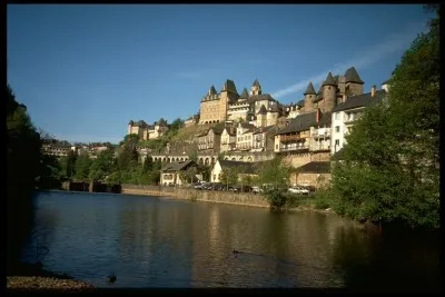 Uzerche près de laquelle se situe Saint-Ybard où Simone de Beauvoir passait ses vacances dans sa jeunesse se trouve dans :