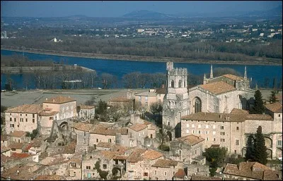 La ville de Viviers,riche en monuments médiévaux est située dans :