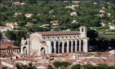Dans quel département est située la ville de Saint-Maximin-la-Sainte-Baume ?