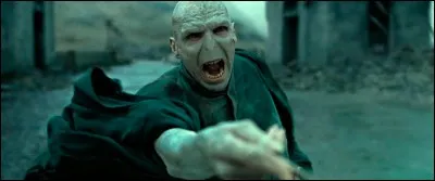 Lorsque Voldemort essaye de tuer Harry bébé, quelle est la forme de la cicatrice de Harry ?