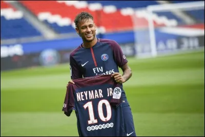 Qui est le premier joueur du classement des plus gros transferts ? (Avant le transfert de Neymar)
