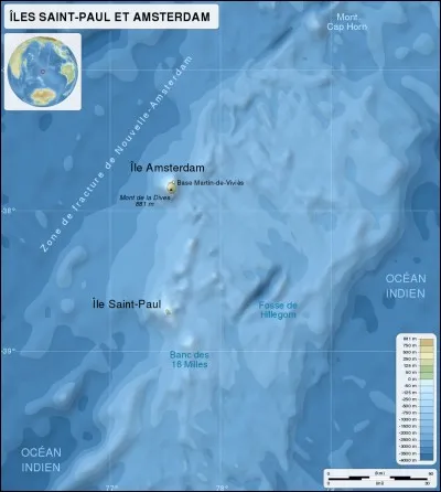 Ce sont 2 îles en plein milieu de l'océan Indien, avec comme base Martin-de-Viviès.
