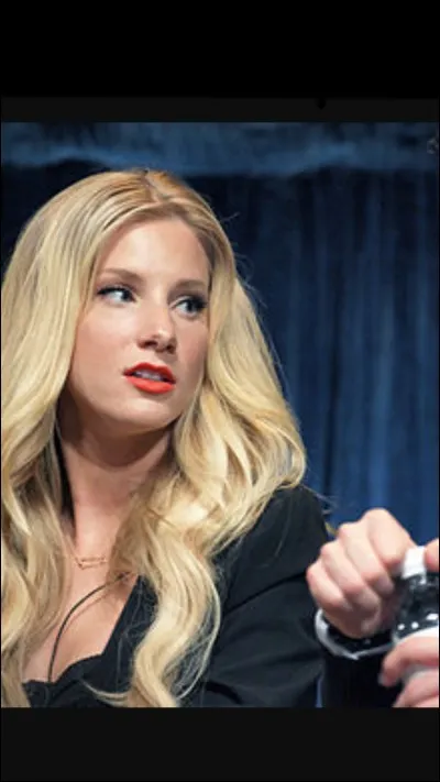 Quelle question pose-t-elle à Sue avant de signer le formulaire de consentement pour être la femme canon ?