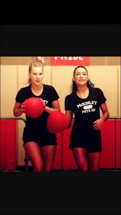 Quelle phrase chantonne-t-elle au creux de l'oreille de Santana pour que celle-ci arrête de déstabiliser les New Direction en les insultant ? (S3)