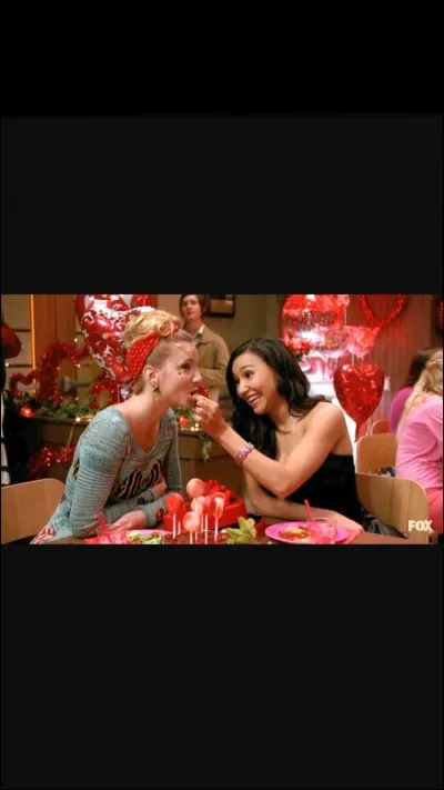 Quel signe a-t-elle fait à Santana lorsqu'elle chantait "Love you like a love song" ?