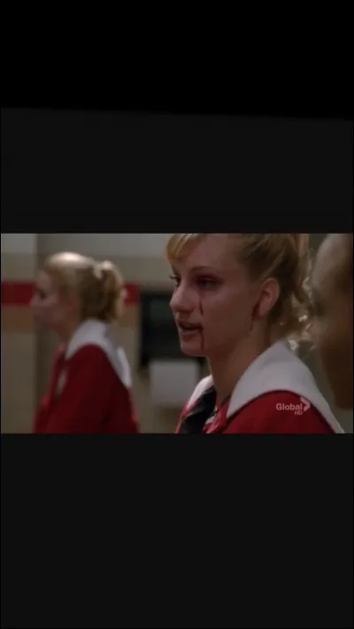 Elle compare le camp des zombies à ...