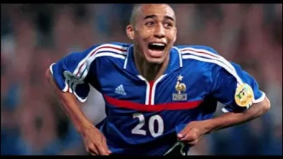 A l'Euro 2000, David Trézéguet marque le but de la victoire face à l'Italie, au but en or. Comment le marque-t-il ?