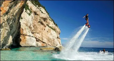 Le Flyboard, machine sensationnelle permettant de voler sur l'eau. Qui en est l'inventeur ?
