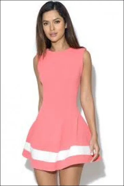 Je suis une robe qui marque la taille, je suis un peu évasée. Je suis...