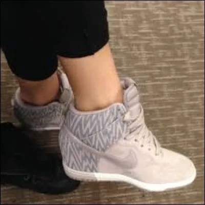 Je suis une paire de chaussures à talons, je suis comme le compensé mais je suis un tennis. Je suis...