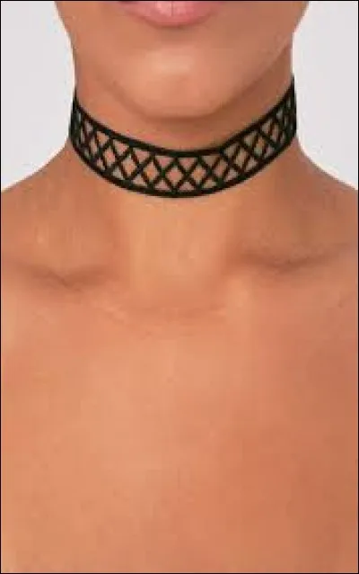 Je suis un collier, on me porte parfois lorsqu'on est lesbienne. Comme mon nom l'indique, je me porte en ras de cou. Je suis...