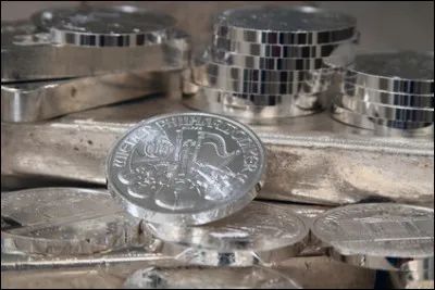 Qui est l'interprète des paroles "Parce que l'argent, l'argent aime la misère, parce que tout ça c'est pas pour rien, mourir les yeux ouverts...