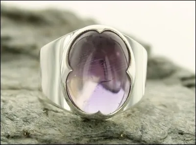 Quelle est la pierre montée sur cette bague en argent ?