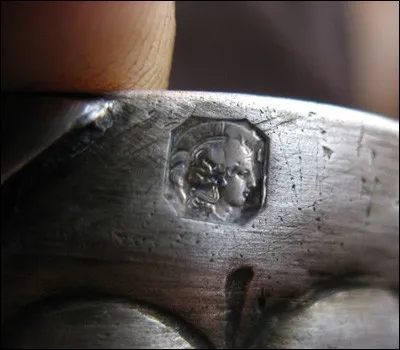 La tête de quelle déesse romaine figure sur le poinçon "argent" ?