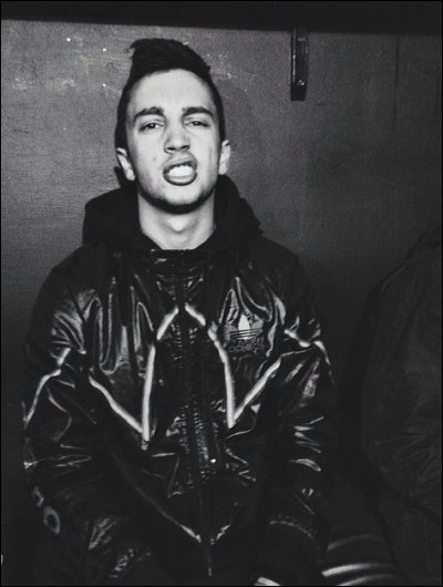 De quelle chanson vient la phrase "stay alive" ?