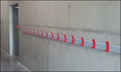 Quand Elie arrive dans un nouvel endroit, elle a besoin d'être accompagnée pour découvrir et utiliser le lieu au mieux. Est-ce que cela est possible à la médiathèque ?