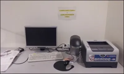 Cassandra vient de recevoir un courrier, mais c'est écrit trop petit. Est-ce que la médiathèque peut l'aider ?