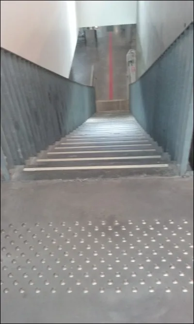 Cassandra est en salle d'étude au calme. Comme elle n'aime pas trop les ascenseurs, elle préfère descendre par l'escalier, mais comment saura-t-elle qu'elle est arrivée à la première marche ?