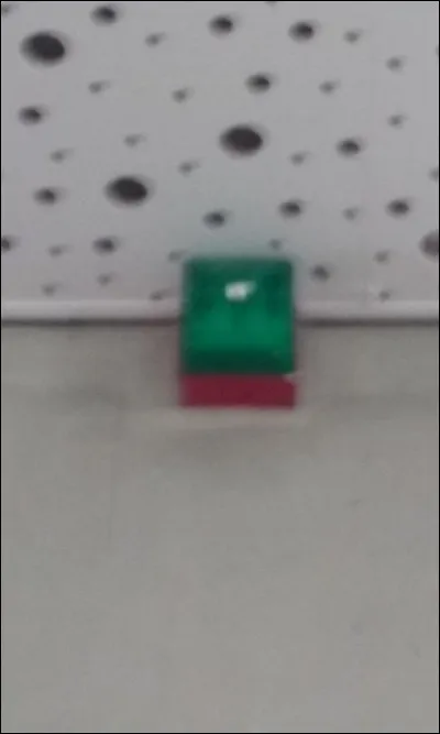 La médiathèque va bientôt fermer. Pour le signaler aux lecteurs présents, on fait une annonce au micro et on passe de la musique, mais Paul, lui, ne l'entend pas. Comment va-t-on le prévenir ?