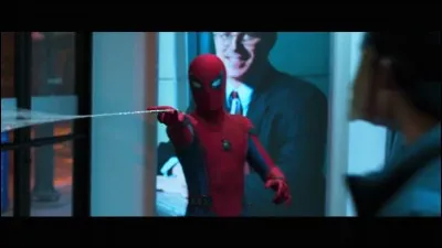 Est-ce que le costume de Spider-Man Homecoming est le mème que celui dans Amazing Spider Man ?