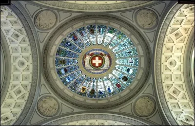 Sur cette coupole figure les blasons de tous les cantons sauf un, lequel ?