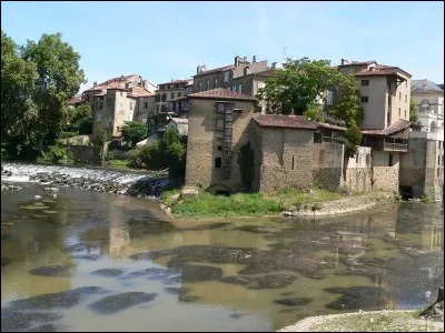 De ces quatre départements,lequel n'est pas limitrophe de celui des Landes ?