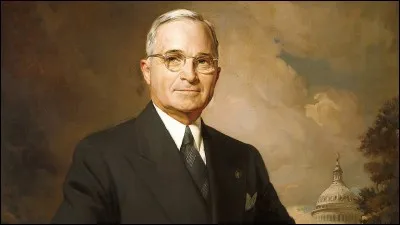 Vice-président de Franklin D. Roosevelt, j'accède au pouvoir à la mort de ce dernier. C'est également moi qui pris la décision de lancer les bombes nucléaires sur Hiroshima et Nagasaki. Qui suis-je ?