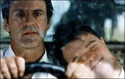 Que crie Harry au commissariat ?