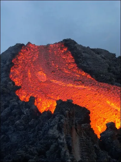 La «naissance» d'un volcan correspond à sa première éruption volcanique qui le fait sortir de la lithosphère.