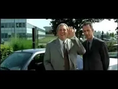 De quelle couleur est le pull qu'Antoine va offrir ?