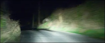 Sur une route étroite et sinueuse avec aucun autre conducteur je dois allumer ...