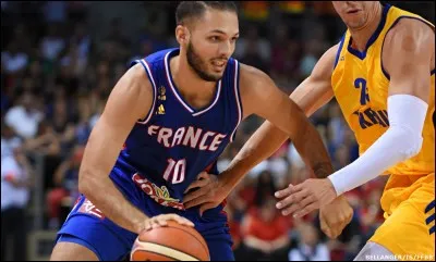 En mars 2012, il est élu meilleur joueur du mois de mars 2012 de Pro A. Quels trophées remporte-t-il en mai 2012 ?