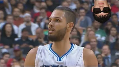 A quel âge Evan commence-t-il à jouer au basket ?