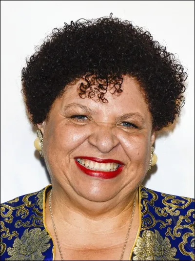 Estelle Dabney est :