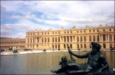 À l'origine, quel bâtiment se trouvait à la place du château de Versailles avant la construction de cette dernière ?