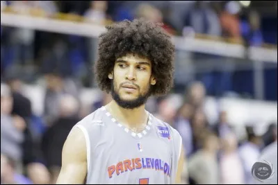 À quel poste joue Louis Labeyrie ?