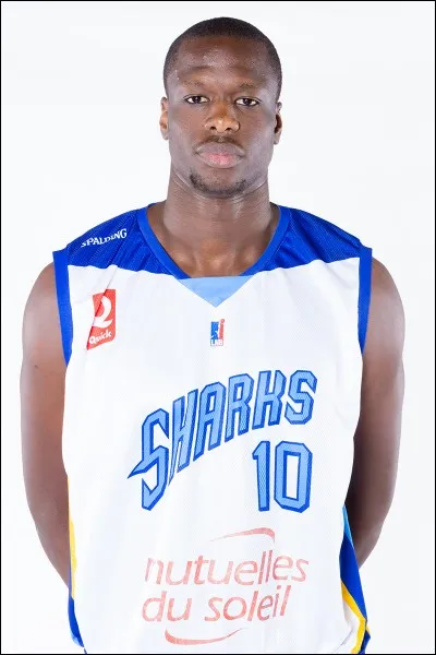 À quel poste joue Moustapha Fall ?