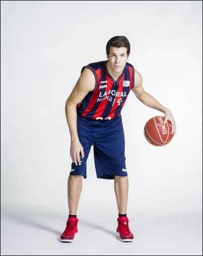 À quel poste joue Thomas Heurtel ?