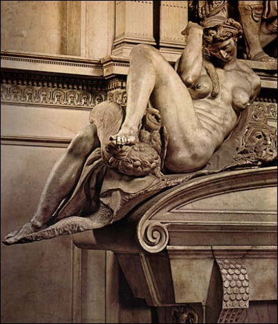 La Nuit est une statue en marbre de Michel-Ange.