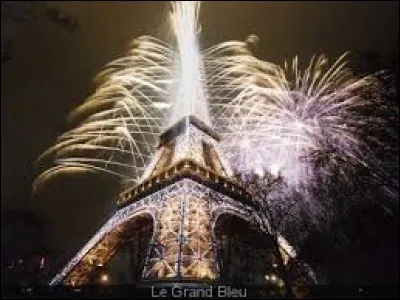 C'est quand il fait nuit que le feu d'artifice peut commencer. Sur l'image le feu se passe à Paris.