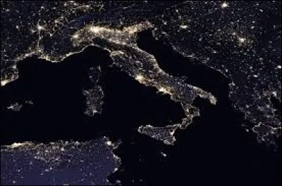 Géographie - Le pays que l'on voit principalement sur cette carte de la nuit, est l'Espagne.