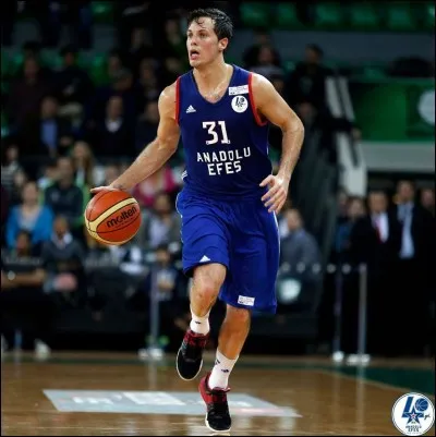 Dans quel club jouait-il durant la saison 2010-2011 ?